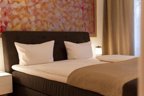 Superior-Apartment, Balkon | Allergikerbettwaren, individuell dekoriert, Bügeleisen/Bügelbrett
