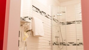 Studio (Apartment) | Bad | Dusj, hårføner og håndklær