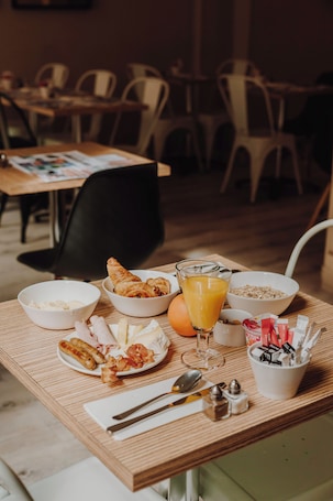 Daily buffet breakfast for a fee. Hotel Bristol