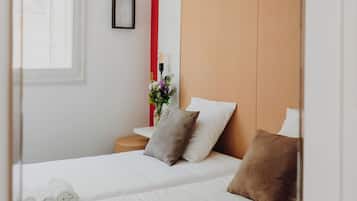 Standaard kamer, 1 twee- of 2 eenpersoonsbedden | Een bureau, een laptopwerkplek, geluiddichte muren