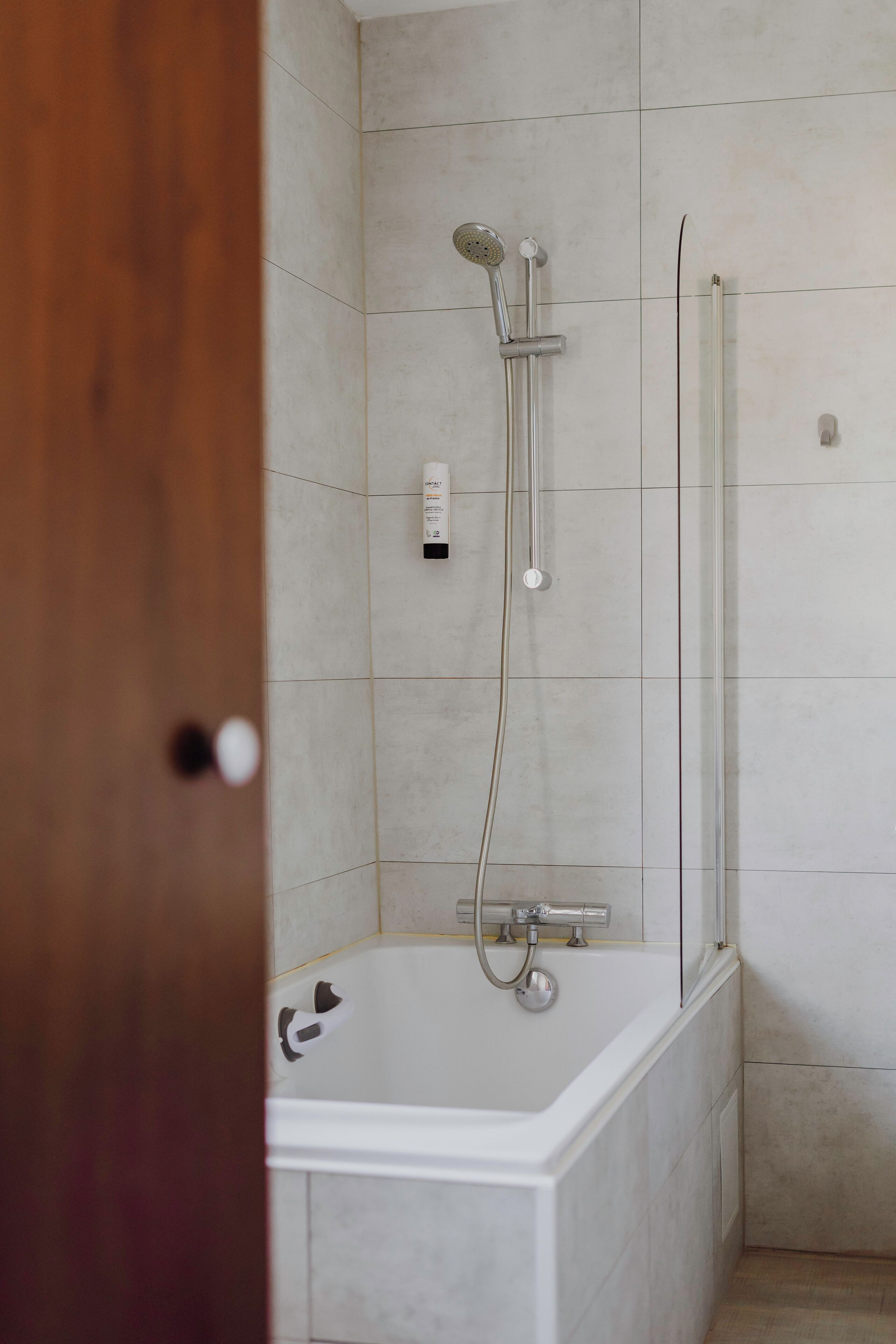 comfort double room | bathroom | free toiletries, hair dryer, towels