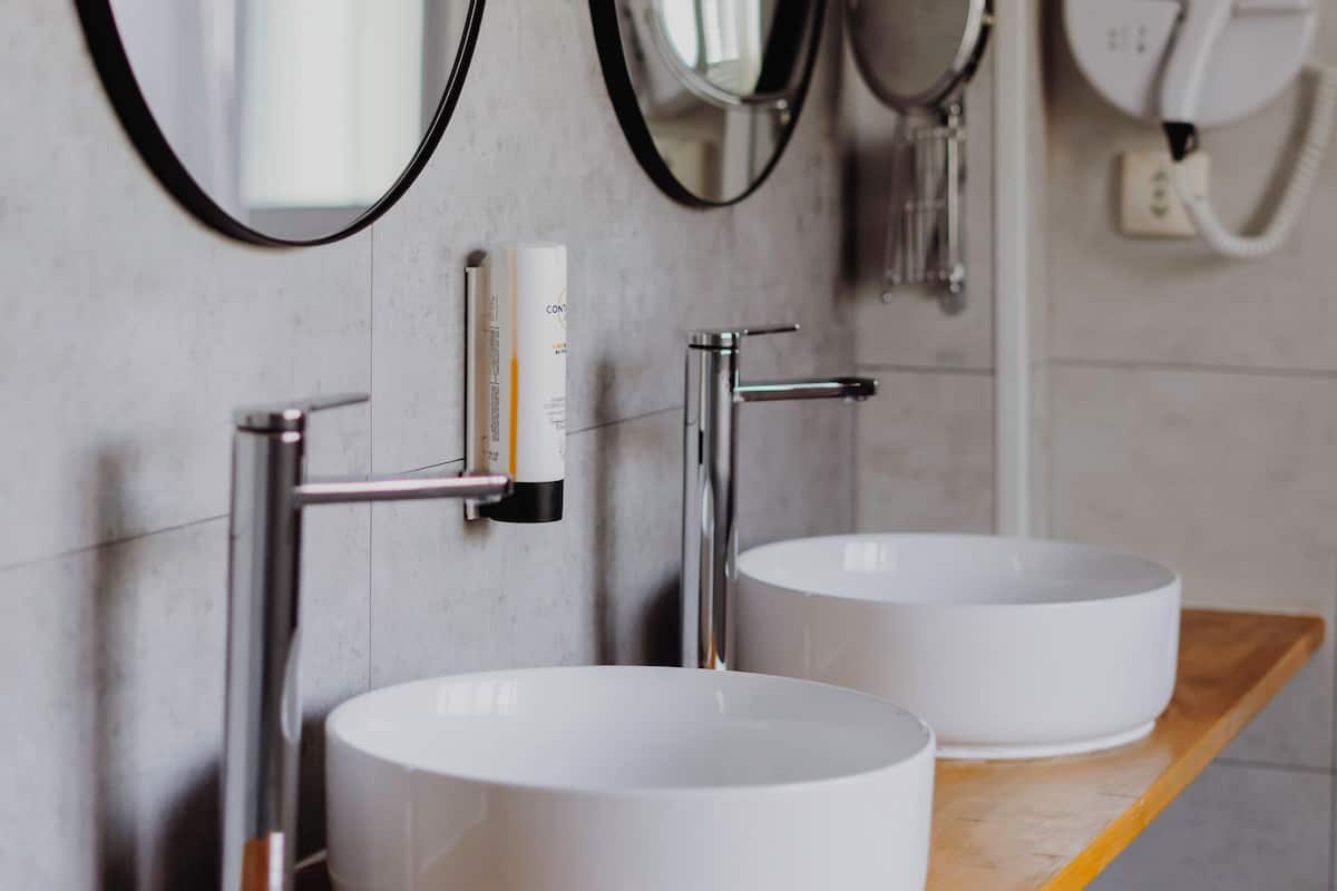 comfort double room | bathroom | free toiletries, hair dryer, towels