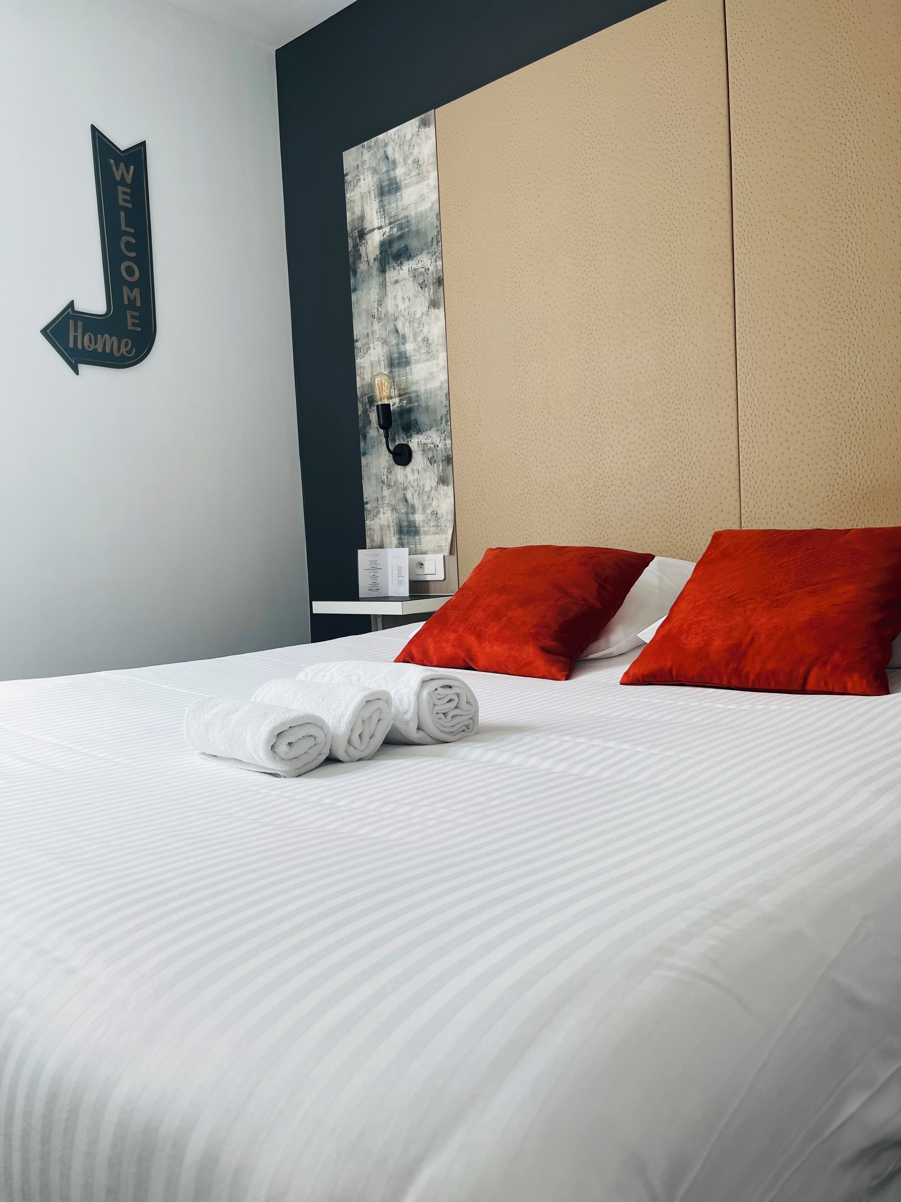 standard double or twin room | desk, soundproofing, iron/ironing board, free wifi