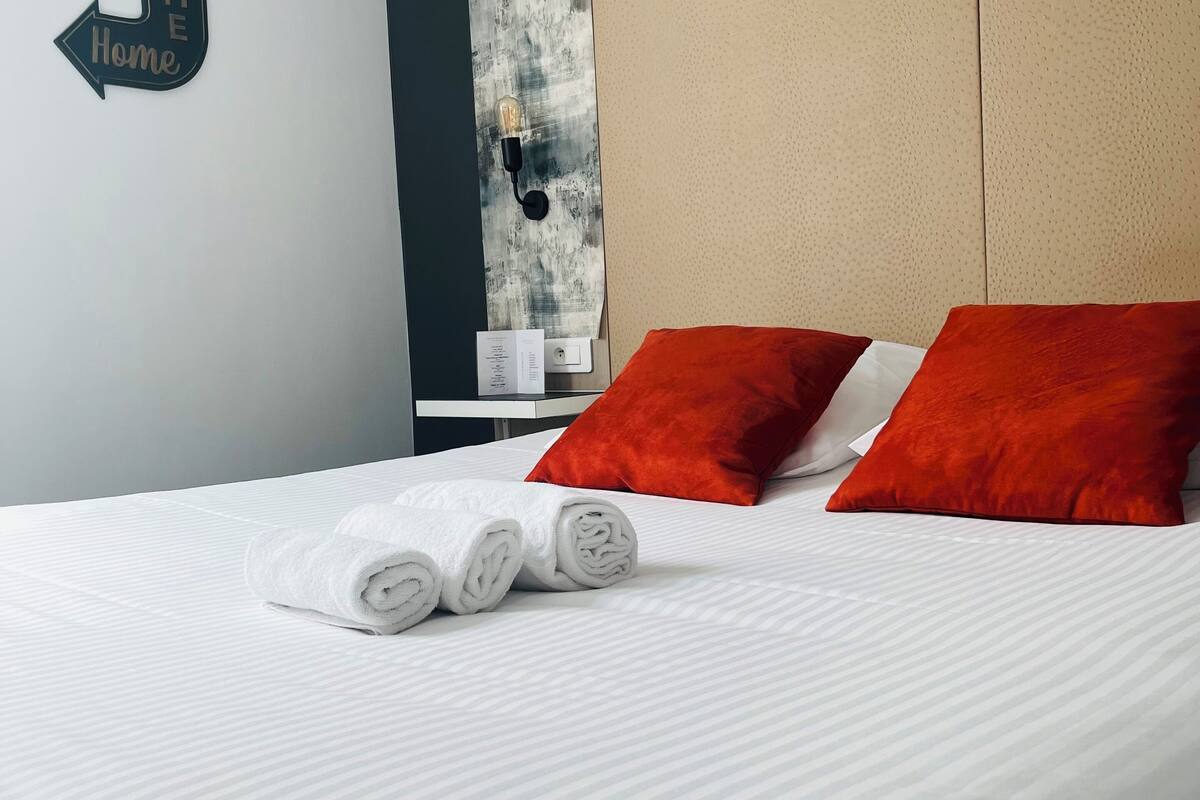 standard double or twin room | desk, soundproofing, iron/ironing board, free wifi