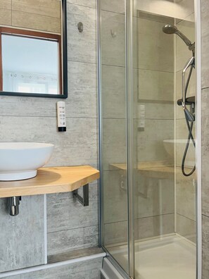 Standard Double or Twin Room | Bathroom | Free toiletries, hair dryer, towels - Hotel Bristol (Caen)