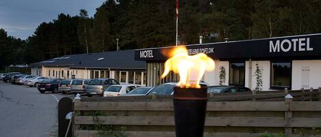 Vista frontal de la propiedad por la tarde o noche