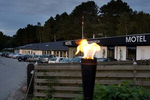 Voorkant accommodatie - avond/nacht