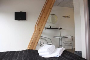 Espacio para trabajar con laptop y wifi gratis