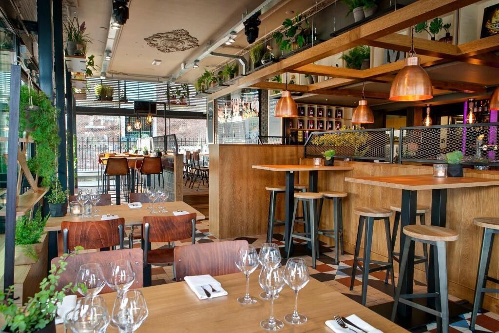 2 restaurants, lunch, dinner served; international cuisine