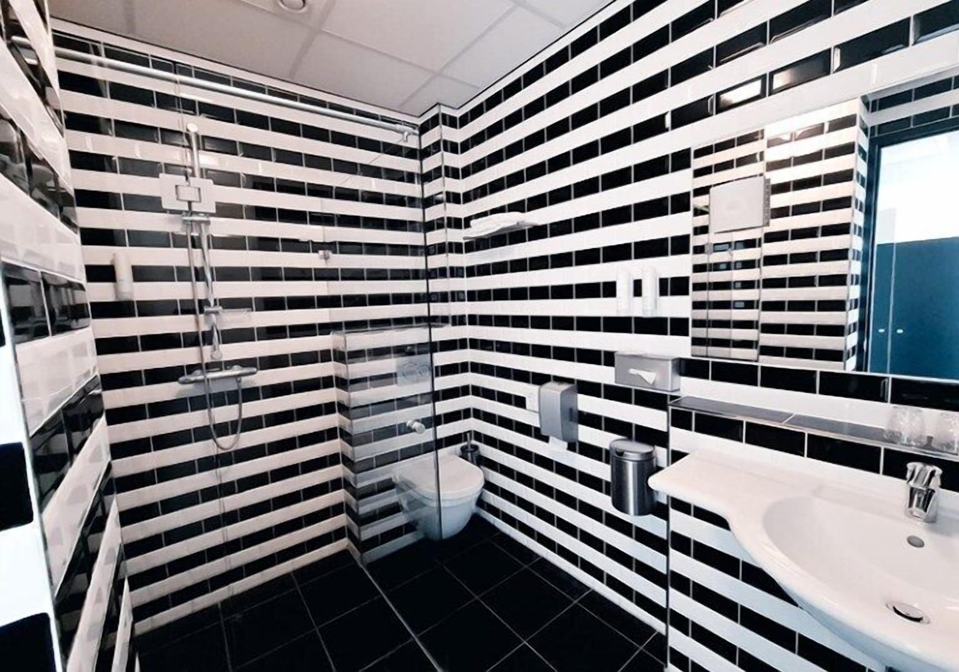 deluxe room (large) | bathroom | free toiletries, hair dryer, towels