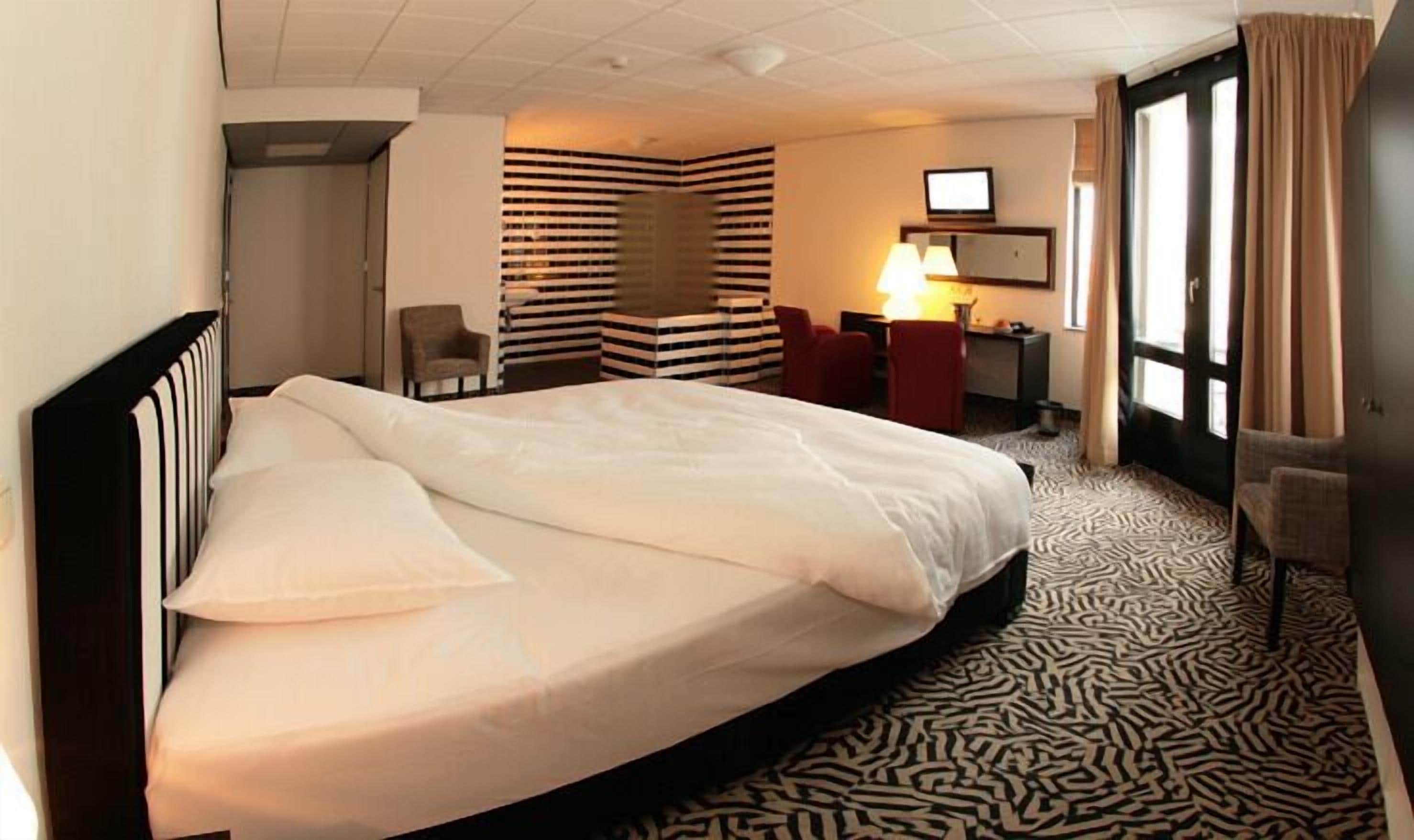 luxury room | 1 bedroom, hypo-allergenic bedding, in-room safe, desk