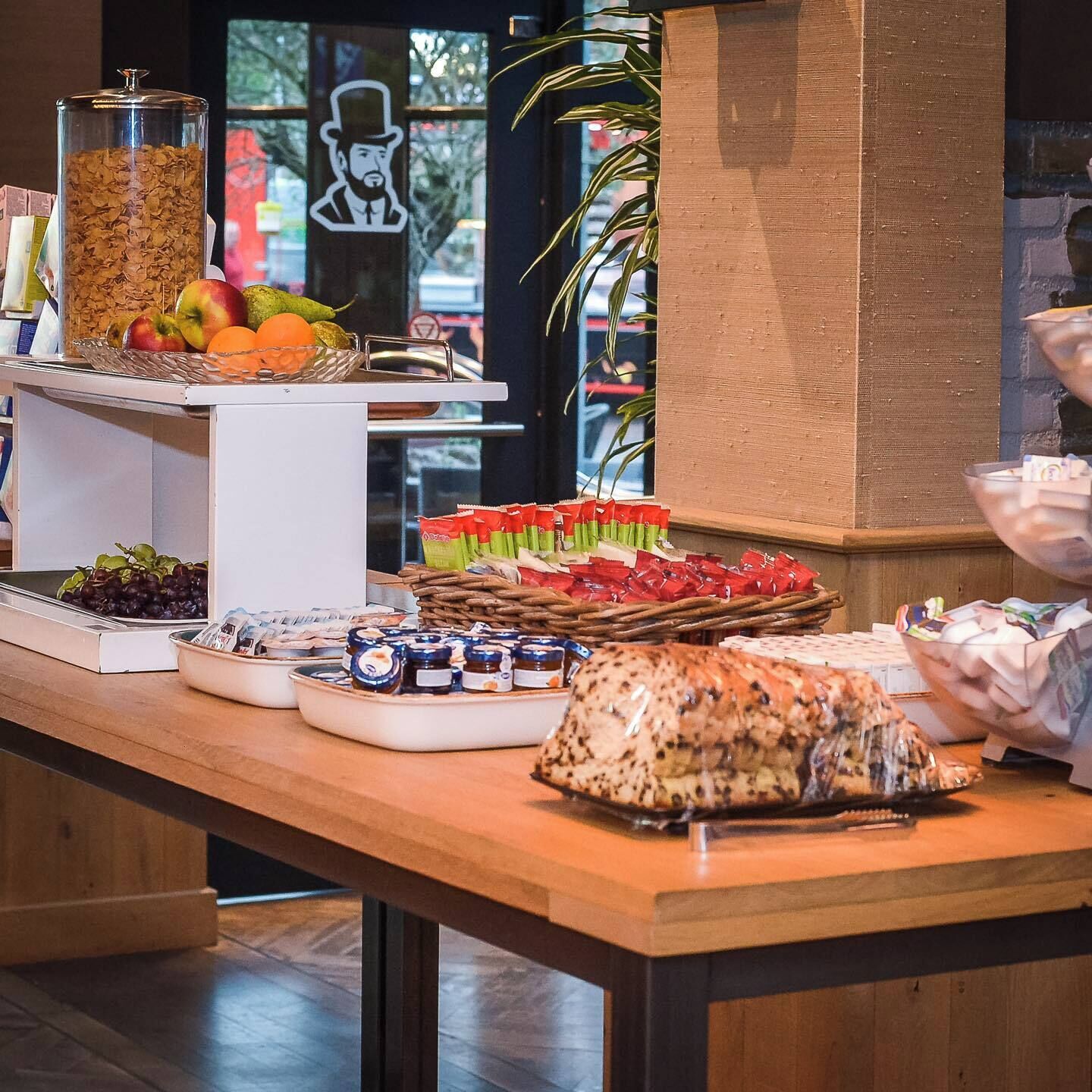 Una mesa de buffet con diversos alimentos y condimentos.