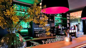 2 Bars/Lounges