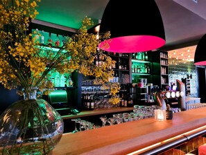 2 bars/lounges
