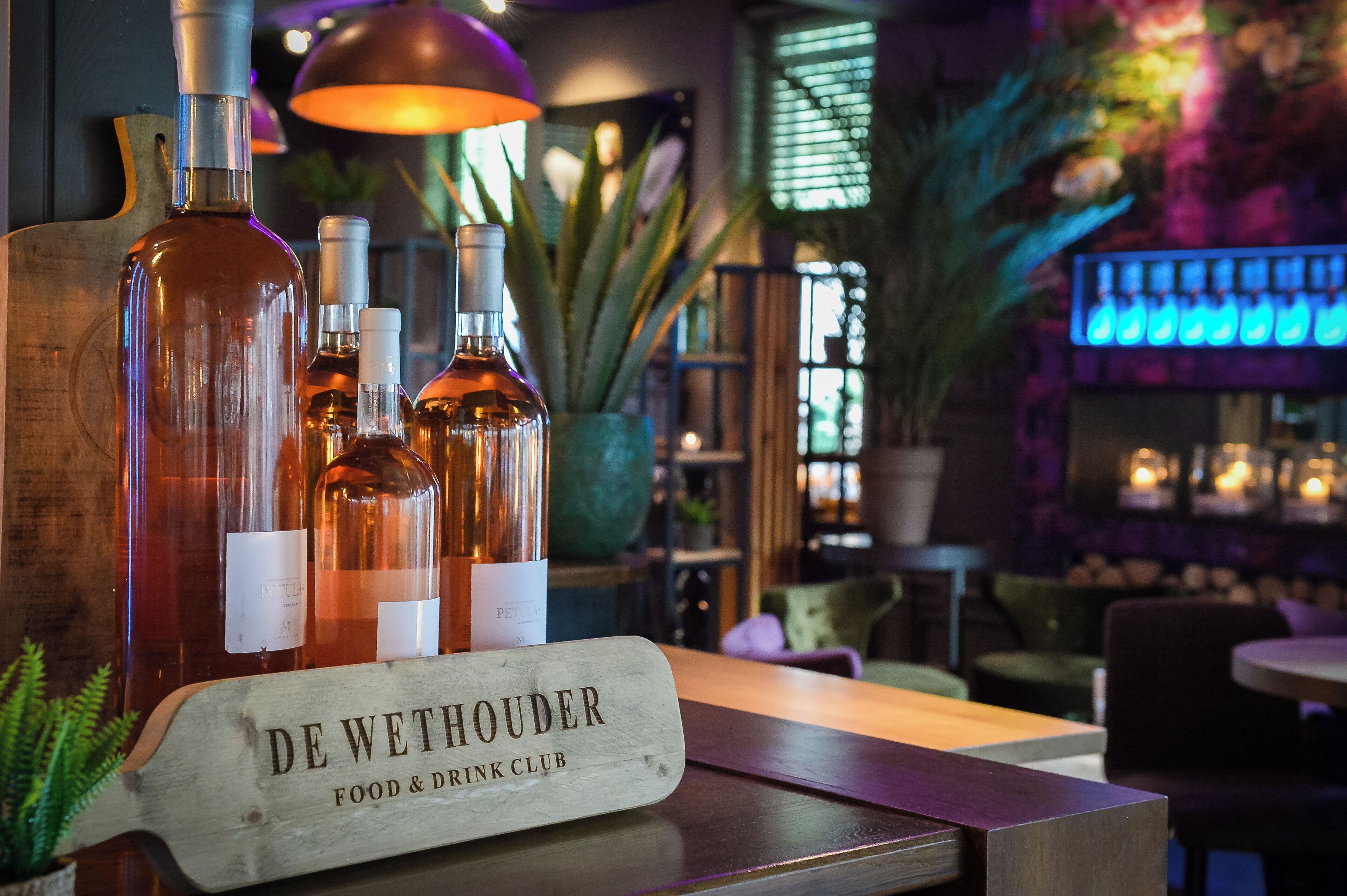 2 restaurants, lunch, dinner served; international cuisine