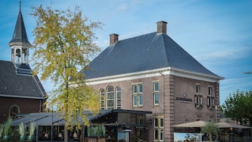 2 restaurants, lunch, dinner served; international cuisine