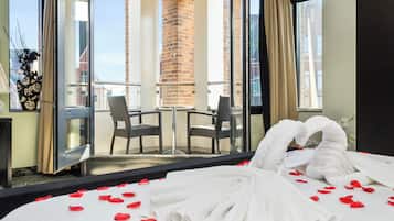 Junior Suite, 1 King Bed | Literie hypoallergénique, coffres-forts dans les chambres, bureau