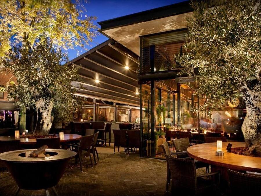 2 restaurantes, se sirven comidas, cenas y cocina internacional