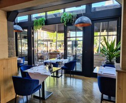 2 restaurants, lunch, dinner served; international cuisine