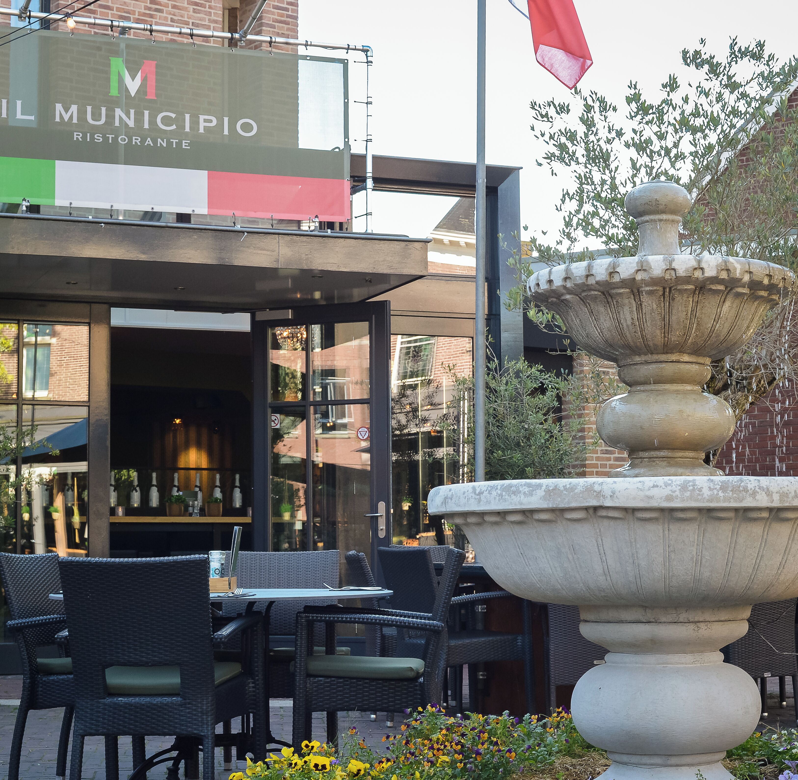 2 restaurants, lunch, dinner served; international cuisine