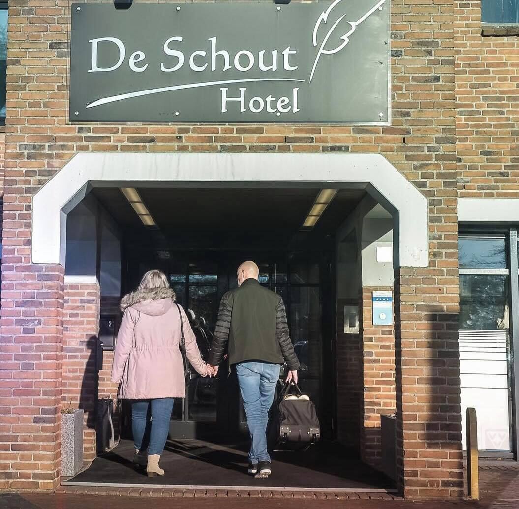 A entrada do Hotel De Schout, com uma placa sobre a porta.
