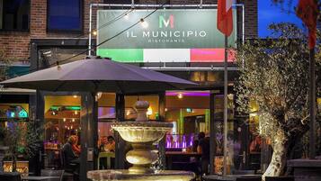 A restaurant named 'Il Municipio' with outdoor seating and a fountain.