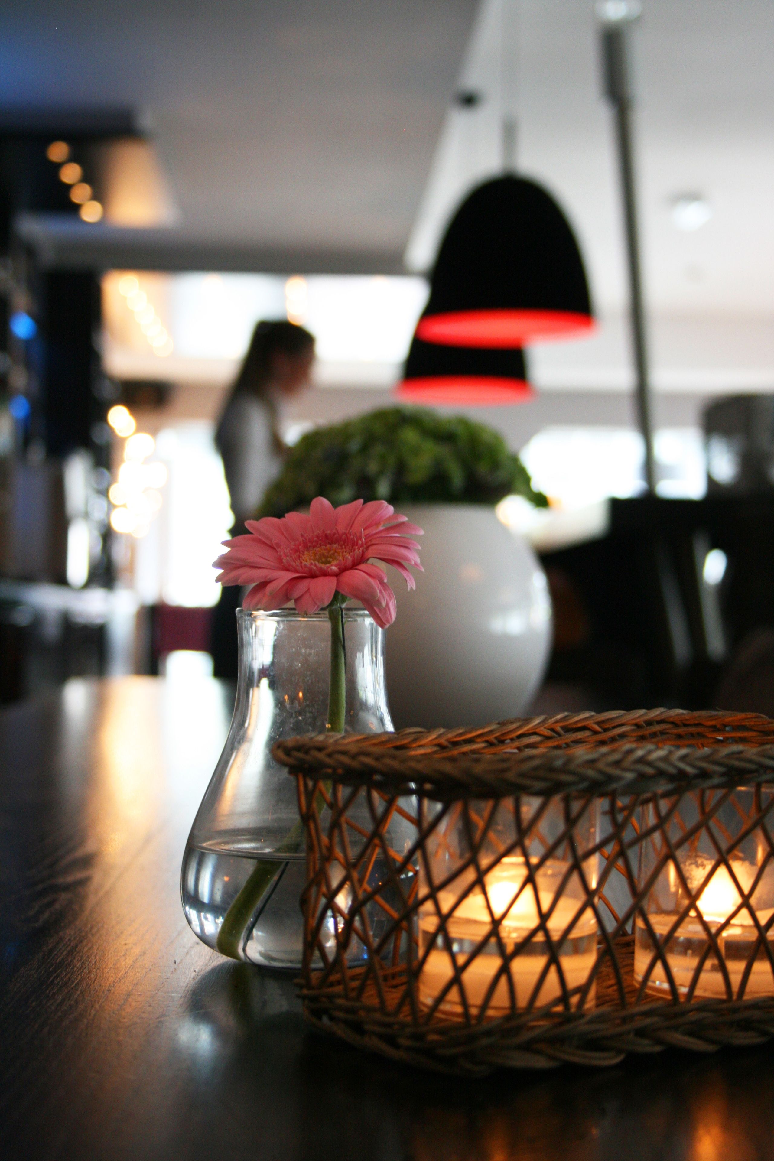 2 restaurants, lunch, dinner served; international cuisine