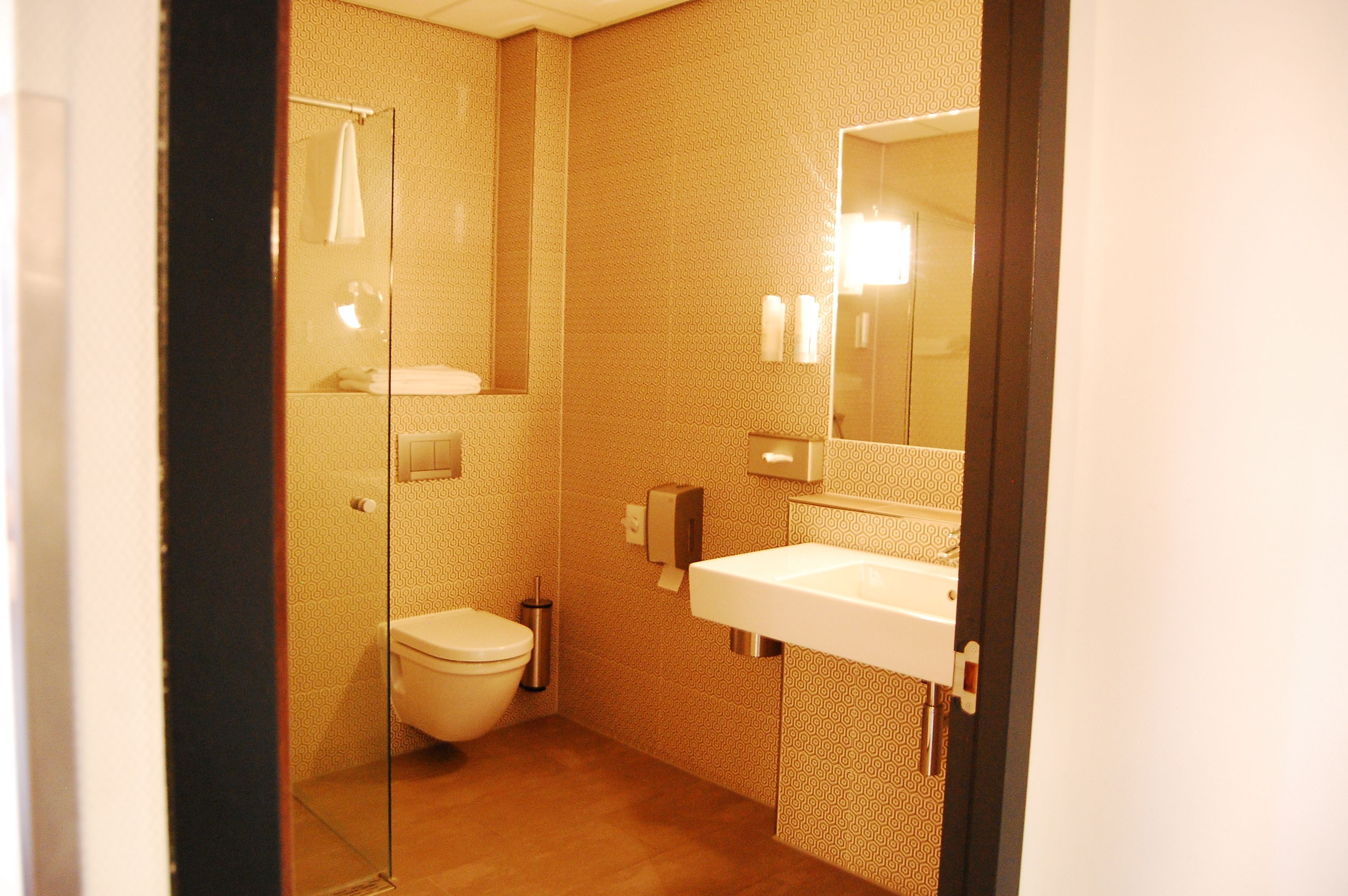 deluxe room (large) | bathroom | free toiletries, hair dryer, towels