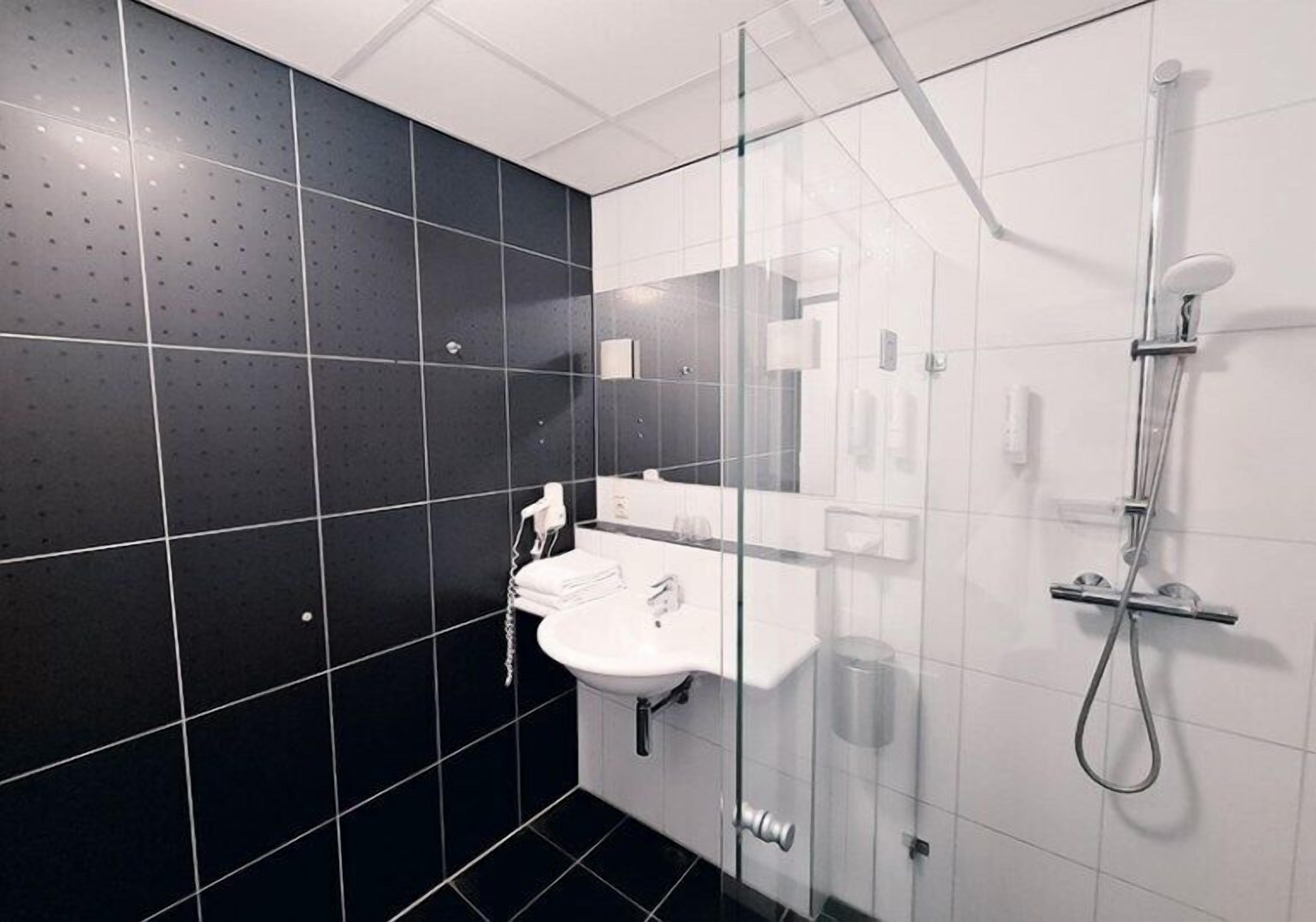deluxe room (large) | bathroom | free toiletries, hair dryer, towels