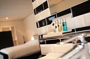 Royal Room, 1 King Bed | Bathroom sink