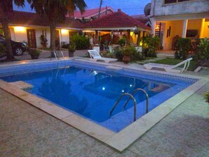 สระว่ายน้ำกลางแจ้งเปิดตามฤดูกาล