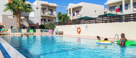 Piscine extérieure en saison, accÚs possible de 9 h à 20 h, parasols