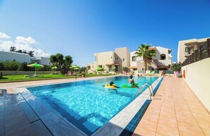 Seasonal outdoor pool, open 9:00 AM to 8:00 PM, pool umbrellas - Theoni Apartments (Hersonissos)