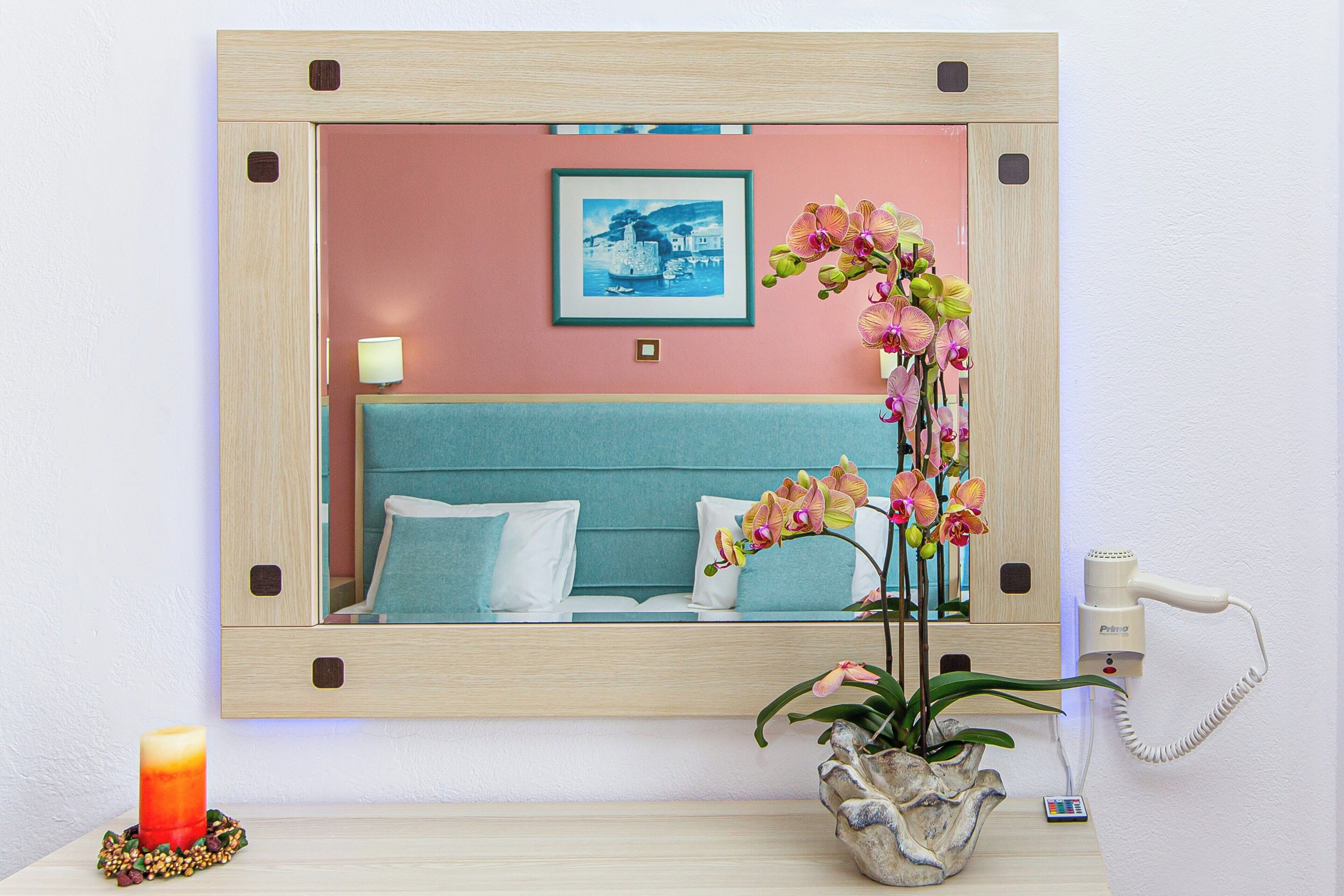 Standard Studio | Desk, free cots/infant beds, bed sheets