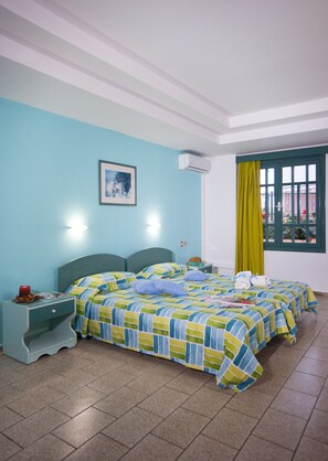 Standard Studio | Desk, free cribs/infant beds, bed sheets