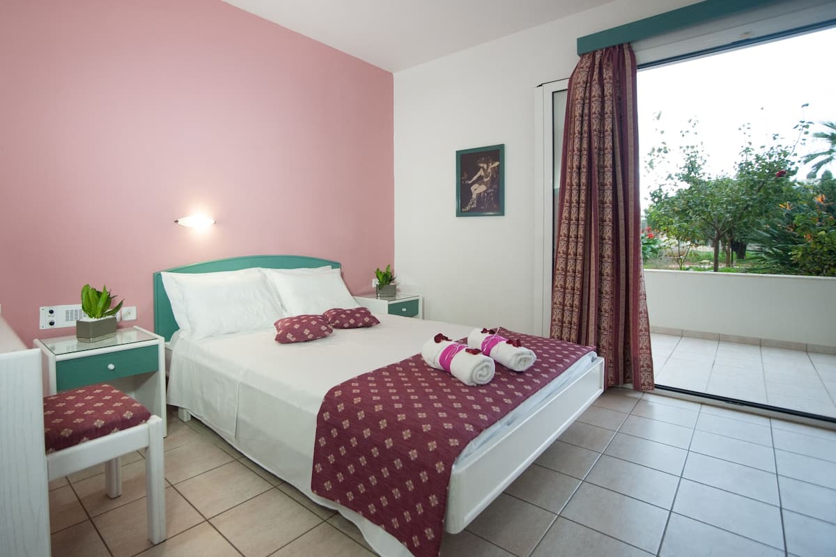 One Bedroom Apartment | Een bureau, gratis babybedden, beddengoed