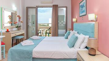 Standard Studio | Desk, free cots/infant beds, bed sheets