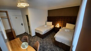 Habitación Deluxe con 2 camas individuales | Ropa de cama hipoalergénica y minibar