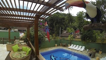 Piscina externa, guarda-sóis, espreguiçadeiras