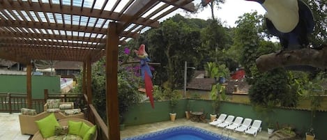 Piscina externa, guarda-sóis, espreguiçadeiras