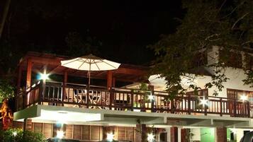 Fachada da propriedade à noite