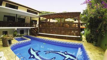 Piscina externa, guarda-sóis, espreguiçadeiras