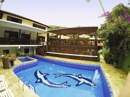 Outdoor pool, pool umbrellas, sun loungers. Vila Atlântica Inn