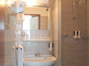 Shower, free toiletries, hair dryer, towels - Brunnen Hotel (Essen)