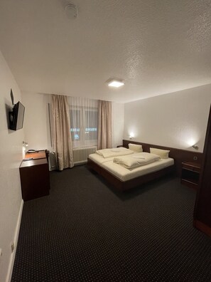 ダブルまたはツインルーム 禁煙 | WiFi (無料)、ベッドシーツ