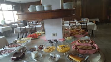 Café da manhã com buffet grátis todos os dias
