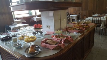 Café da manhã com buffet grátis todos os dias