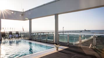 Inomhuspool och en sÀsongsöppen utomhuspool