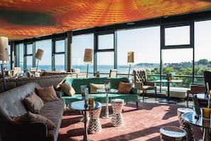 2 bars/lounges