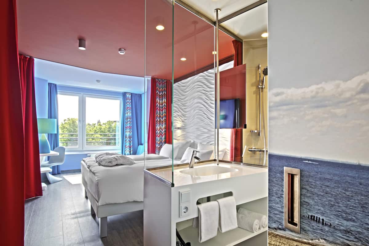 hypo-allergenic bedding, desk, blackout curtains, free wifi